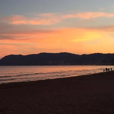 아파트 Bilocale Luminoso In Centro A Due Passi Dal Mare 알라시오